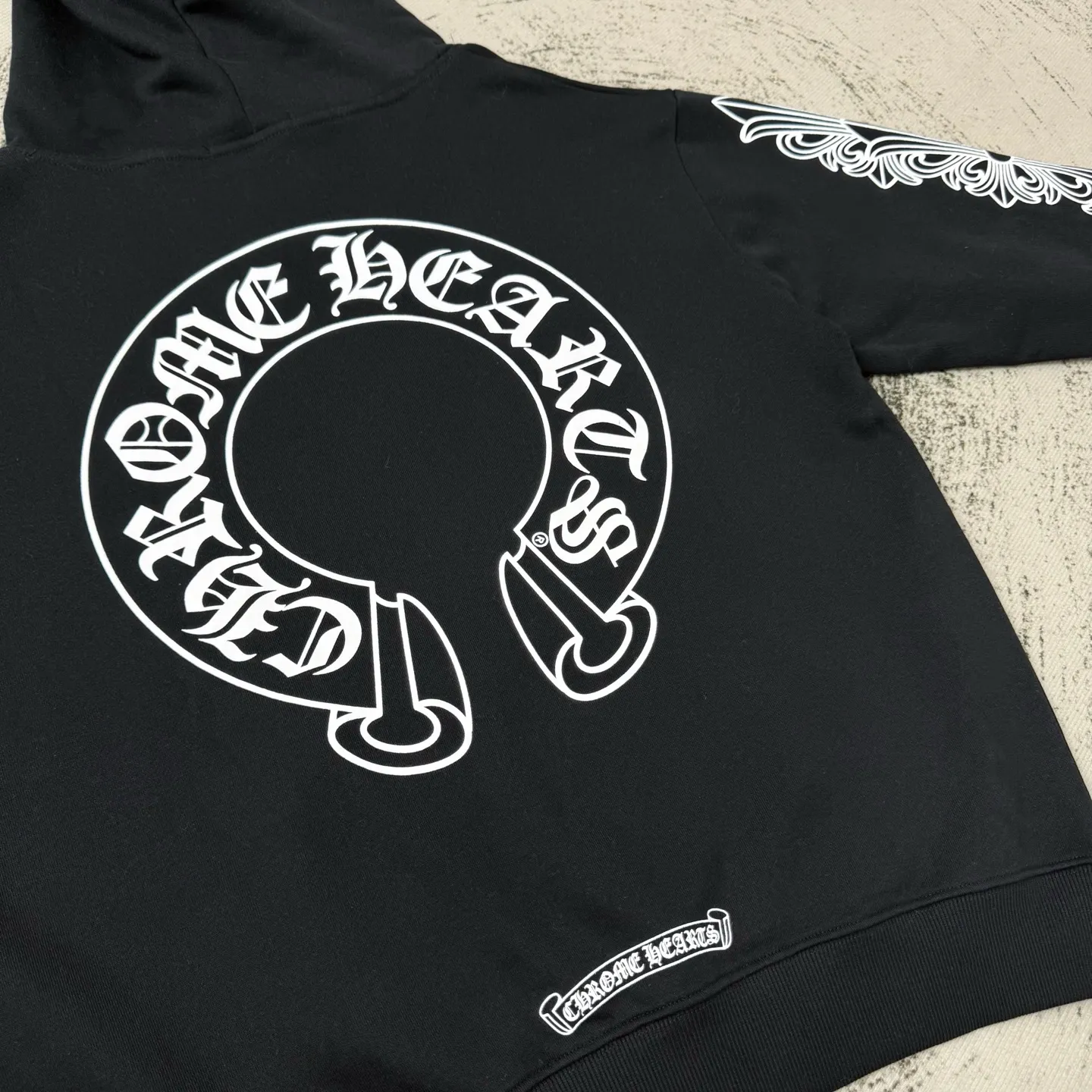 P260 Chrome Hearts Miami Limited Horseshoe Hooded Sweatshirt, the same model as ChromeHearts counters. Made of 430g double-ply double-yarn pure cotton terry fabric. Original customization. Details are restored in place. Very textured on the handle. Three-dimensional and atmospheric. Versatile and easy to wear in autumn. Simple and elegant. Adopting os version. The upper body effect is very good. Suitable for all body types. Soft and comfortable. CH letter offset printing on the front and horseshoe Sanskrit offset printing on the back. Small markings on the hem. Resistant to machine washability. Does not fade. No deformation, complete accessories, original mold opening, perfect restoration of zp 2:1, same style for men and women, versatile and not picky, size s m l xl color black